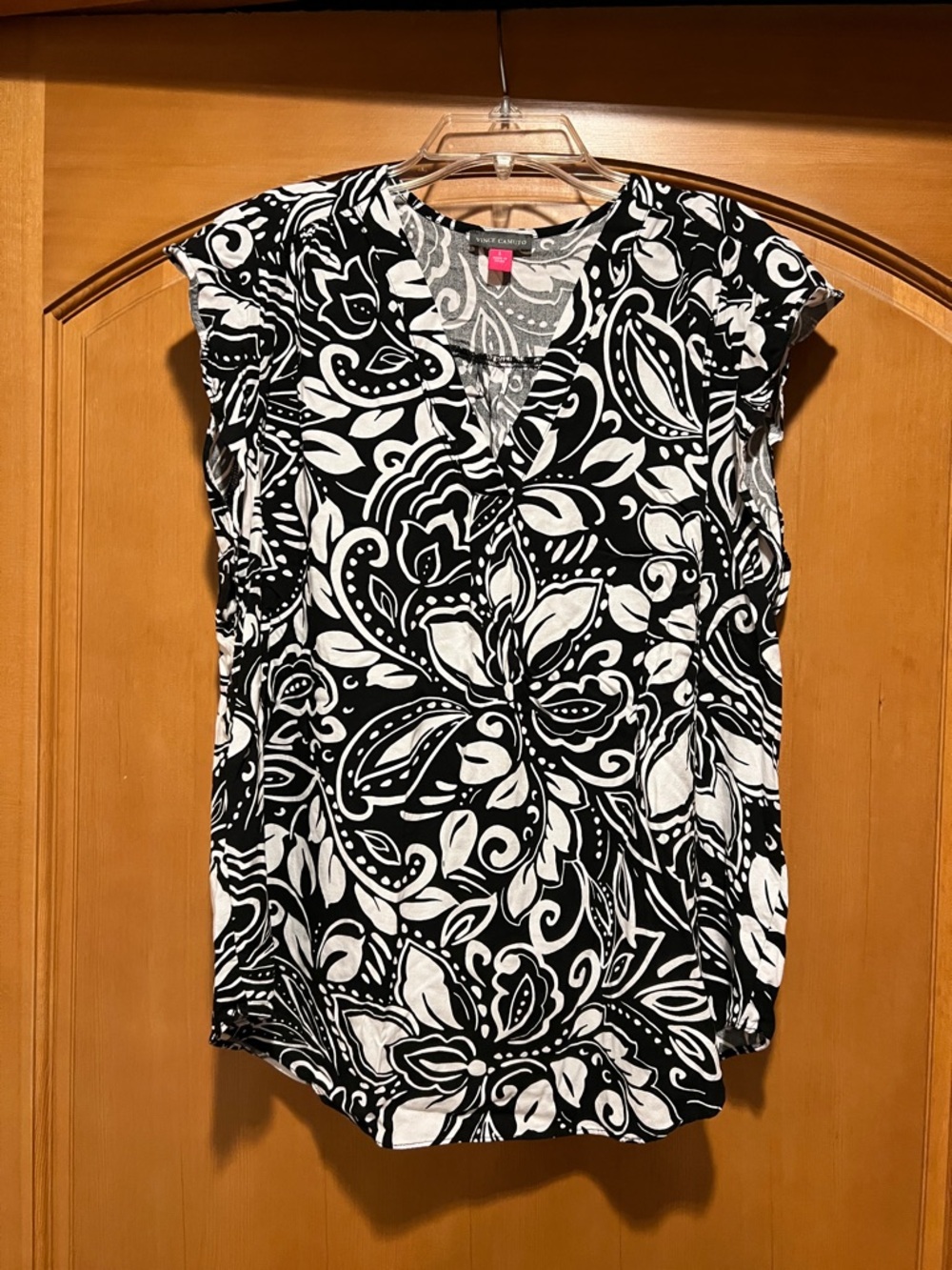 Vince Camuto Black & White Floral V-Neck Cap Sleeve Blouse